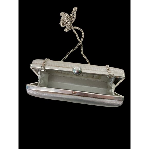 Vintage La Regale Metallic Silver Clutch Purse With Chain Strap & Snap Closure - Picture 4 of 5